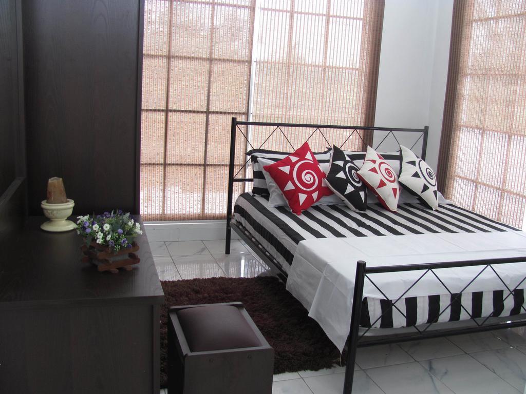 White House Apartment Wattala Room photo